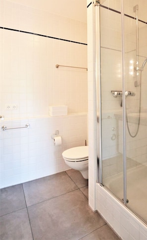 Dusche, Haartrockner, Handtücher