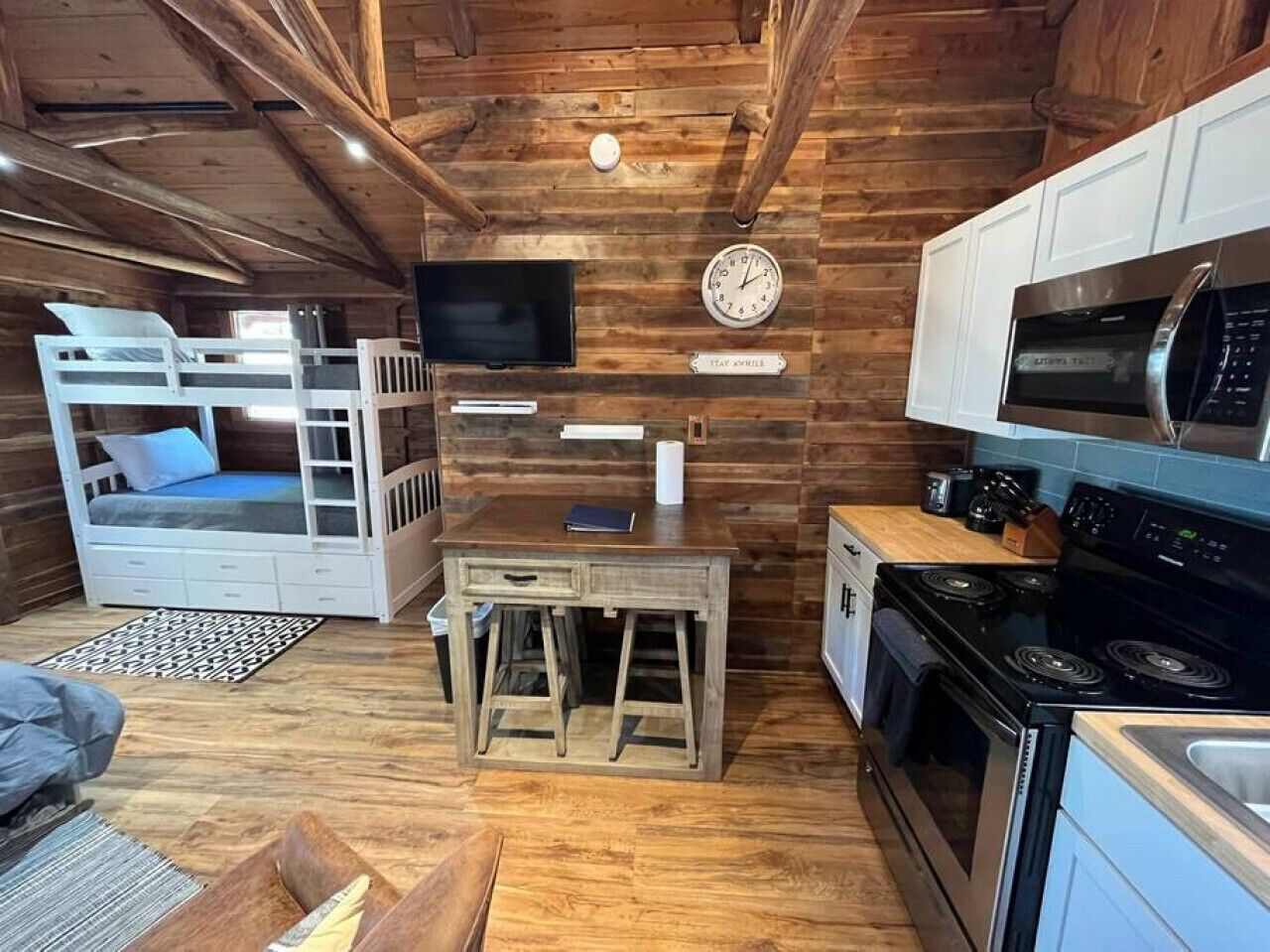 Frigorífico, microondas, horno y placa de cocina