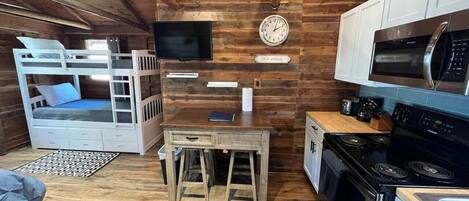 Frigorífico, microondas, horno y placa de cocina