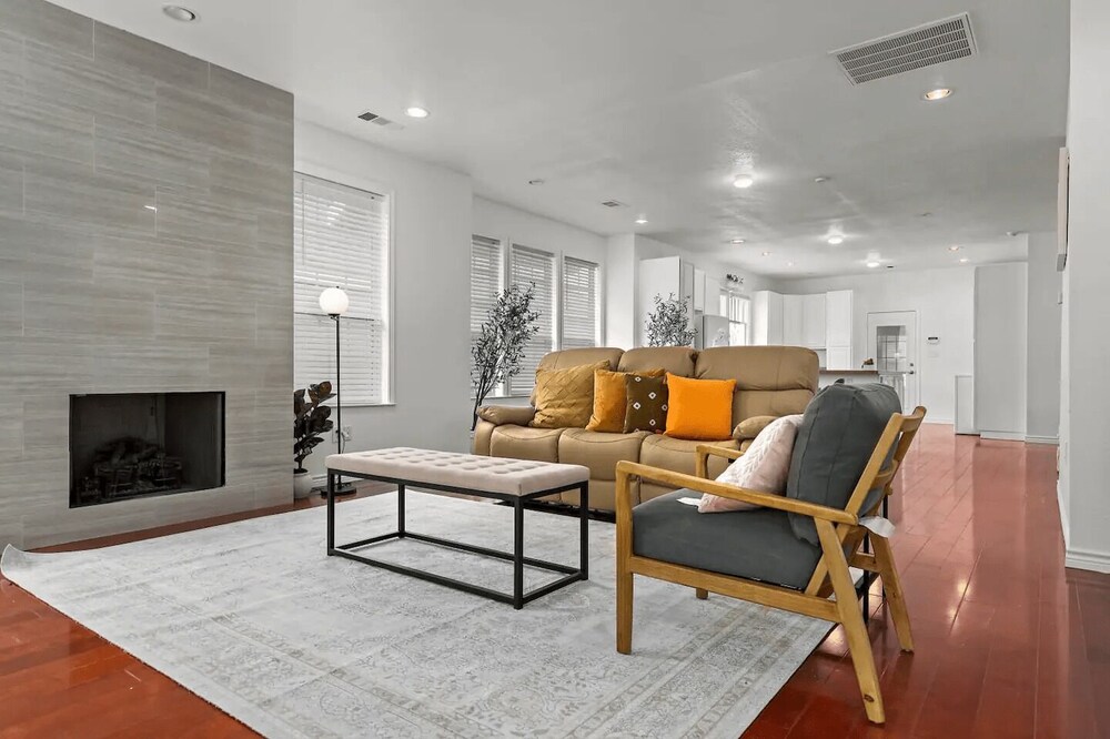Relax and peaceful 4 BD house with fireplace