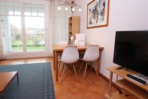 Interior - Sonnenschein - Holiday apartment Sonnenschein with covered balcony near the beach in (Kuehlungsborn)