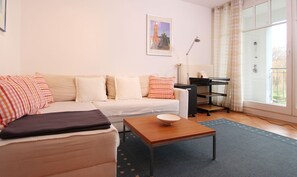 TV - Sonnenschein - Holiday apartment Sonnenschein with covered balcony near the beach in (Kuehlungsborn)