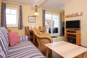 Una televisión, un reproductor estéreo