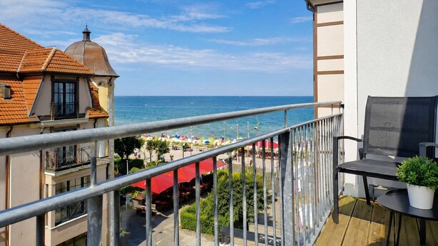A balcony with a view of the sea and a promenade below. - Meeresblick - Welcome to the vacation apartment Meeresblick in Kühlungsborn (Kühlungsborn)