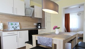 Fridge, microwave, oven, stovetop - Zelk - Willkommen in der Ferienwohnung Zelk in Kühlungsborn (Kuehlungsborn)