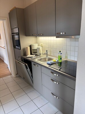 Fridge, oven, stovetop, coffee/tea maker