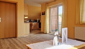 Interior - Am Obstgarten - Comfortable vacation apartment with covered balcony near the beach in (Kühlungsborn)