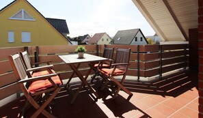 Outdoor dining - Am Obstgarten - Comfortable vacation apartment with covered balcony near the beach in (Kühlungsborn)