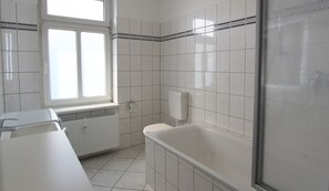 Unclassified image, 3 of 16, button - Am Molli 1 - Large and bright vacation apartment Am Molli 1 with balcony and WLAN in (Kuehlungsborn)