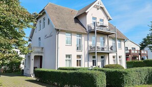 Unclassified image, 4 of 16, button - Am Molli 1 - Large and bright vacation apartment Am Molli 1 with balcony and WLAN in (Kuehlungsborn)