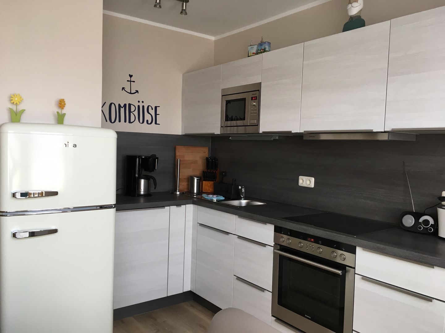 Frigorifero, microonde, forno, piano cottura