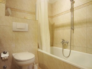 Unclassified image, 4 of 15, button - Dünenstraße - Cozy vacation apartment with balcony, WLAN and parking space in (Kühlungsborn)