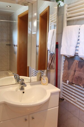 Shower, towels