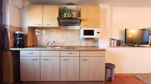 Refrigerador, microondas, parrilla de estufa y cafetera y tetera 