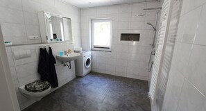 Dusch, hårtork och handdukar