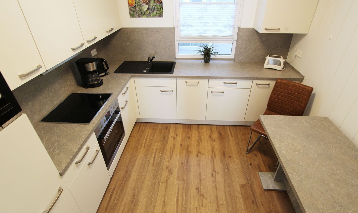 Geladeira, micro-ondas, fogão, cooktop