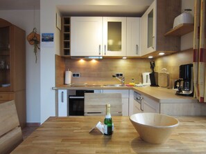 Fridge, oven, stovetop, dishwasher - Ferienwohnung Ostseeblick - Haus Strandburg (Kühlungsborn)