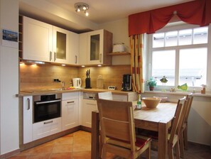 Fridge, oven, stovetop, dishwasher - Ferienwohnung Ostseeblick - Haus Strandburg (Kühlungsborn)