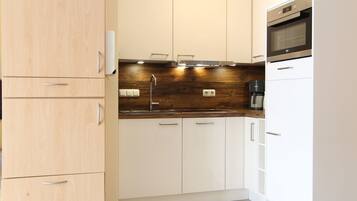 Kjøleskap, mikrobølgeovn, ovn og kokeplater