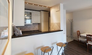 Fridge, oven, stovetop, dishwasher