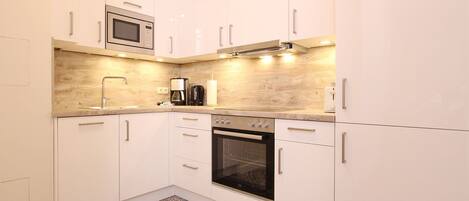 Frigorífico, microondas, horno y placa de cocina