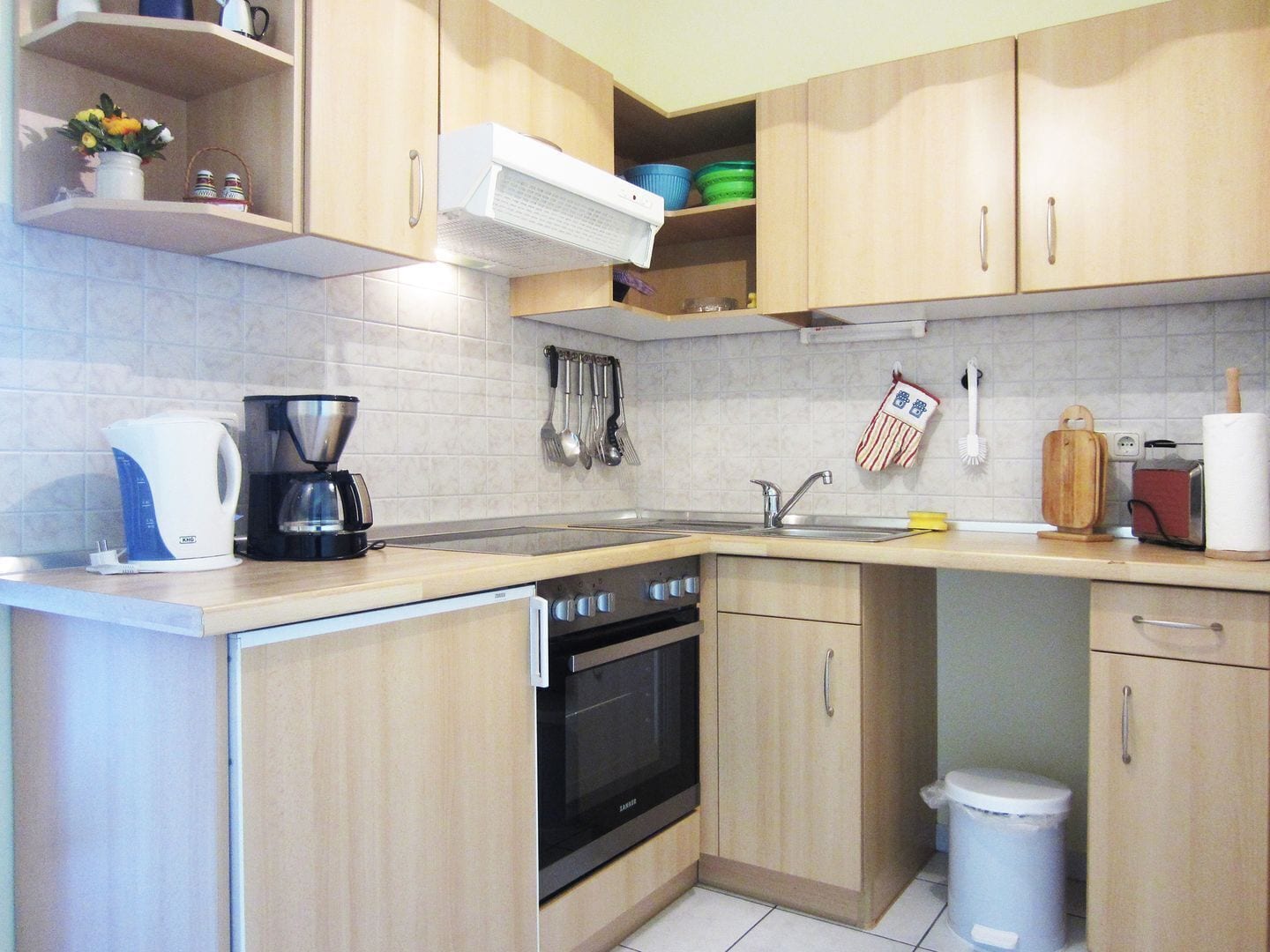 Fridge, oven, stovetop, coffee/tea maker