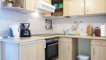 Fridge, oven, stovetop, coffee/tea maker