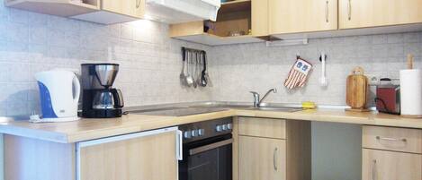 Kühlschrank, Ofen, Herdplatte, Wasserkocher mit Kaffee-/Teezubehör