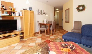 Televisie, een dvd-speler en een stereo