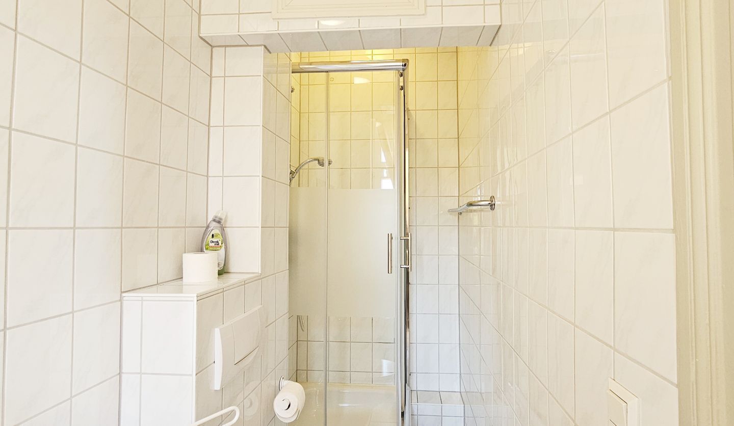 Een douche, handdoeken