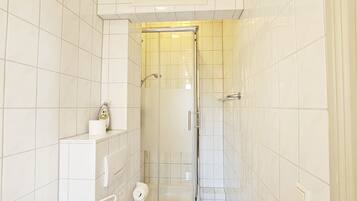 Een douche, handdoeken