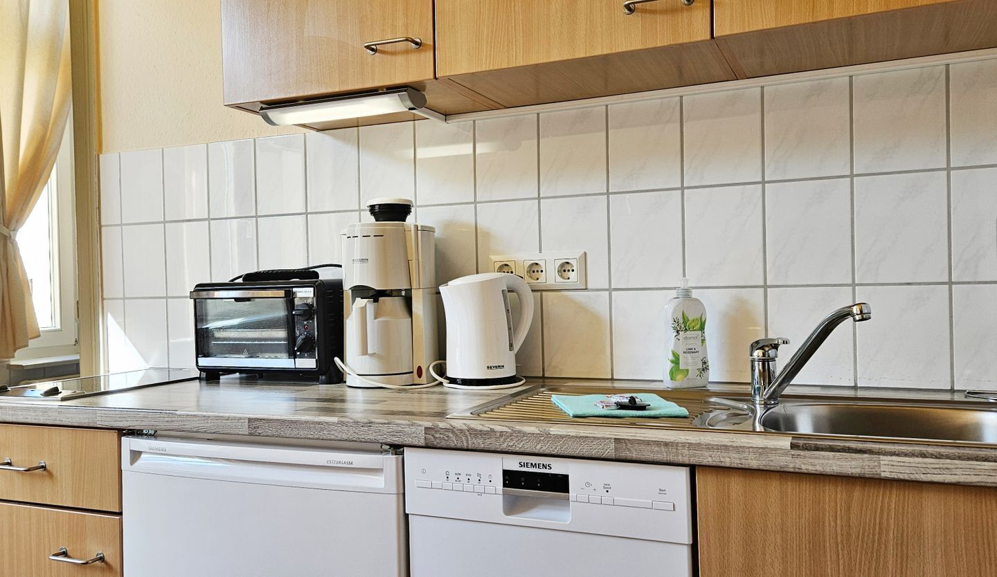 Een koelkast, een kookplaat, een vaatwasser