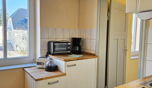 Refrigerador, microondas, parrilla de estufa y tetera eléctrica 