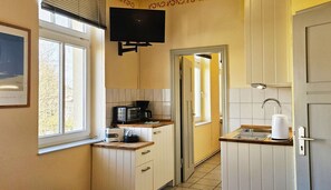 Refrigerador, microondas, parrilla de estufa y tetera eléctrica 