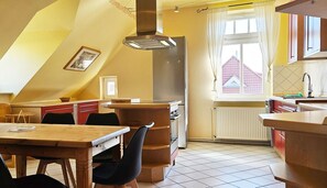 Een koelkast, een microgolfoven, een oven, een kookplaat