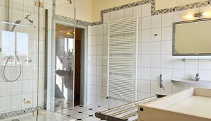 Een douche, een haardroger, handdoeken