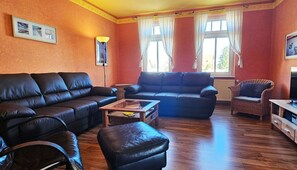 Televisie, een dvd-speler en een stereo