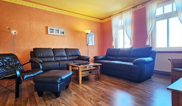 Fernseher, DVD-Player, Stereoanlage