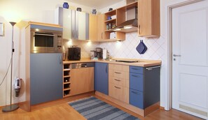 Fridge, oven, stovetop, dishwasher - Parkblick 23 - Comfortable vacation apartment with west-facing balcony - Villa Parkblick (Kuehlungsborn)