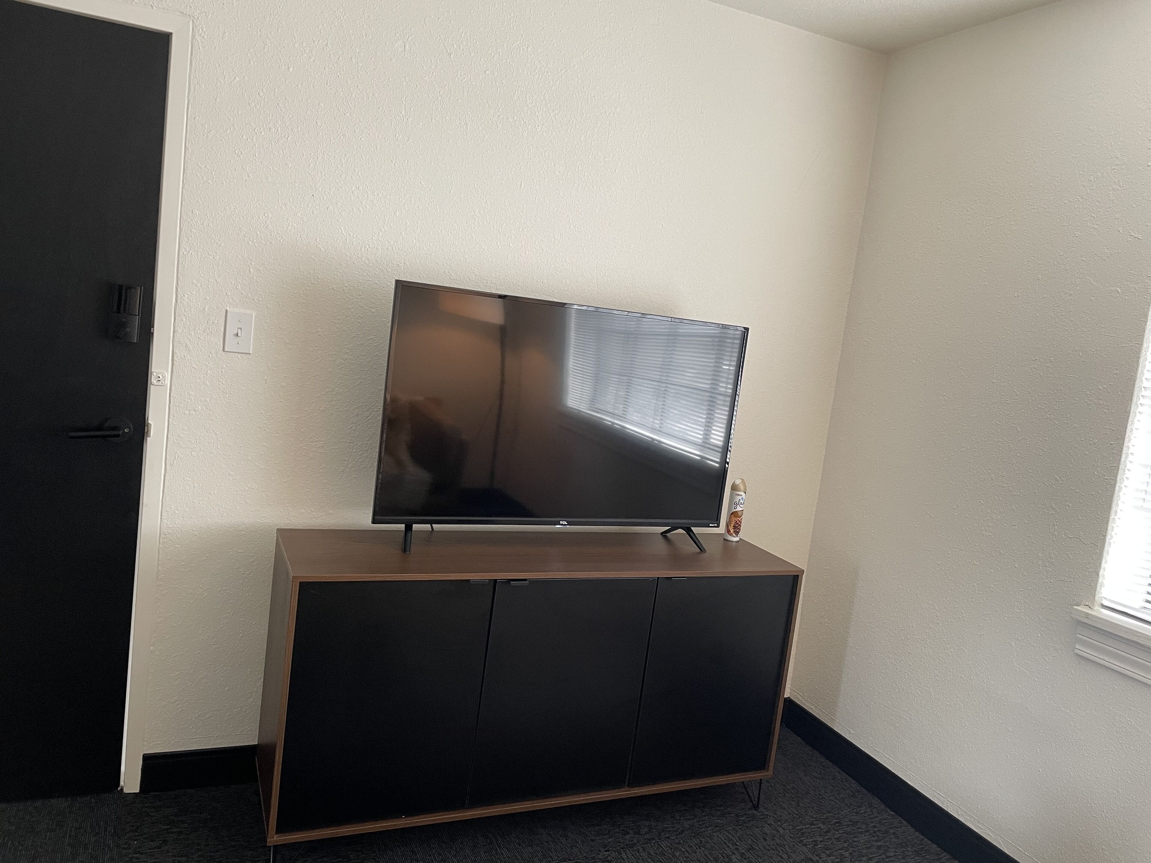 Cozy 2 Bedroom Condo With Private Parking