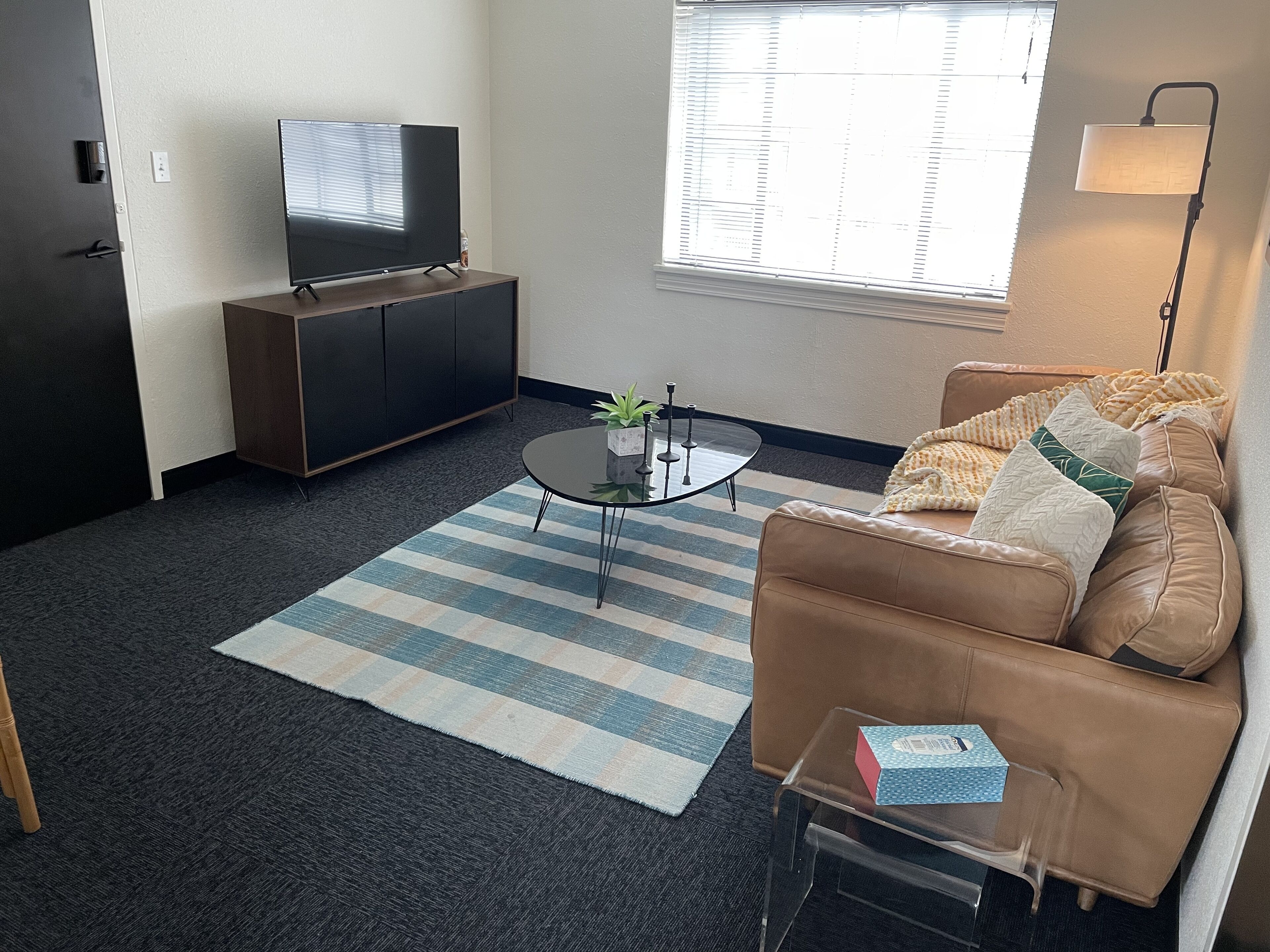 Cozy 2 Bedroom Condo With Private Parking