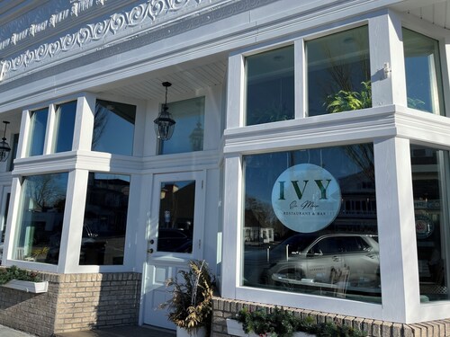 Prime location, walk to all, cozy cottage Westhampton Beach