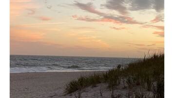 Una spiaggia nelle vicinanze, lettini da mare, teli da spiaggia