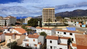 Un hotel con varios pisos, balcones y antenas parabólicas.