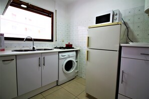 Fridge, microwave, coffee/tea maker - 3347 - LA SOLANA 47 VERY GOOD SITUATION, 2ND LINE OF THE BEACH (80m) IN THE URBANIZATION OF SANTA MARGARITA. (Roses)