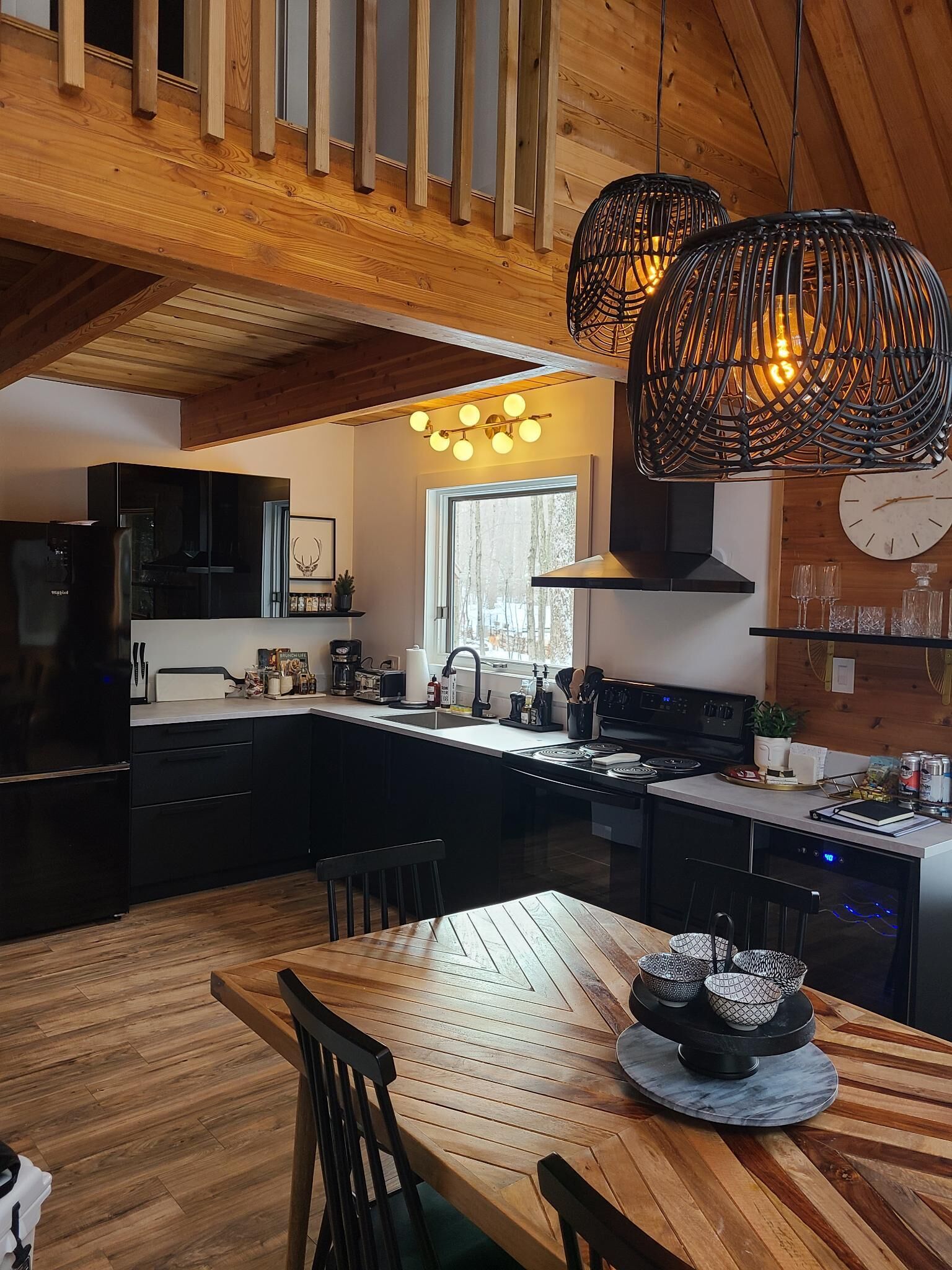 Four Season Cozy Cottage on the Lake.