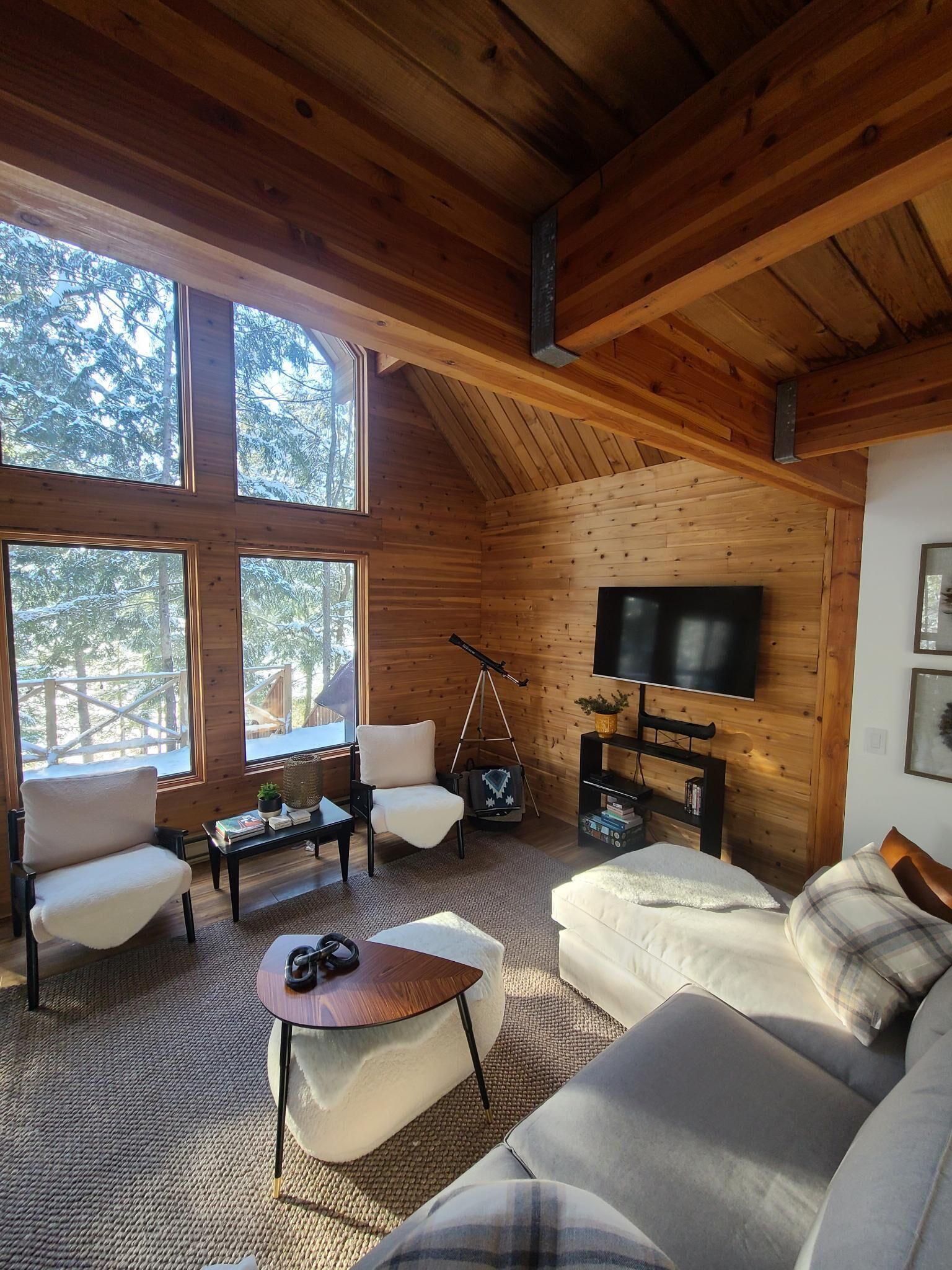 Four Season Cozy Cottage on the Lake.