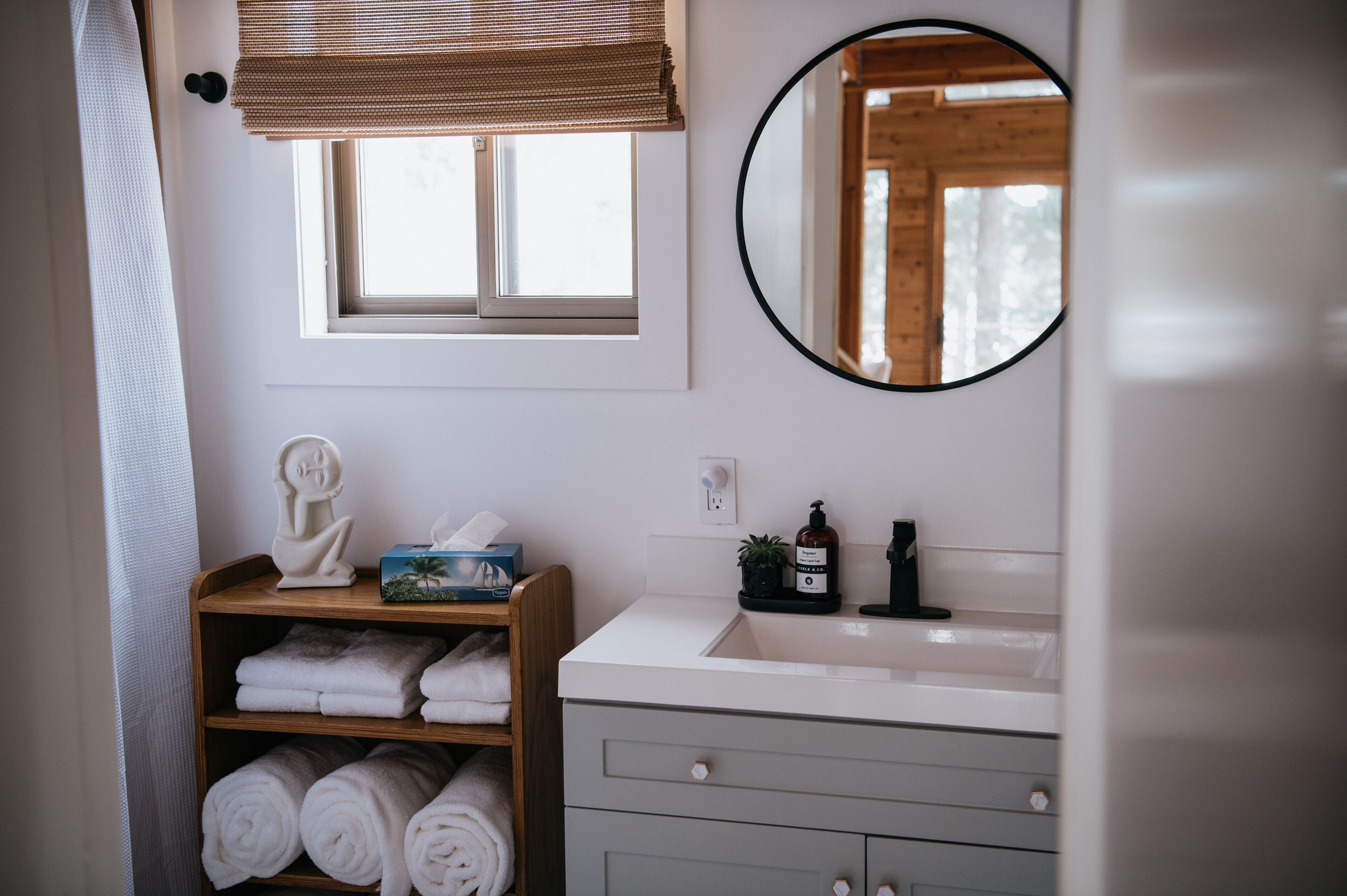 Four Season Cozy Cottage on the Lake.