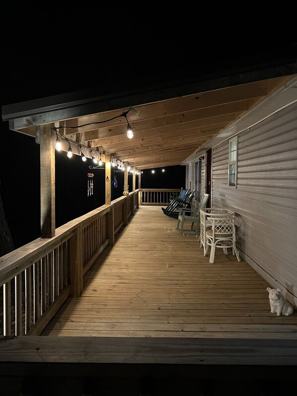 Outdoor dining - Quiet Lake/Hunting cottage super close to boat launch and beach (Cadiz)