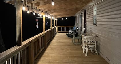 Quiet Lake/Hunting cottage super close to boat launch and beach